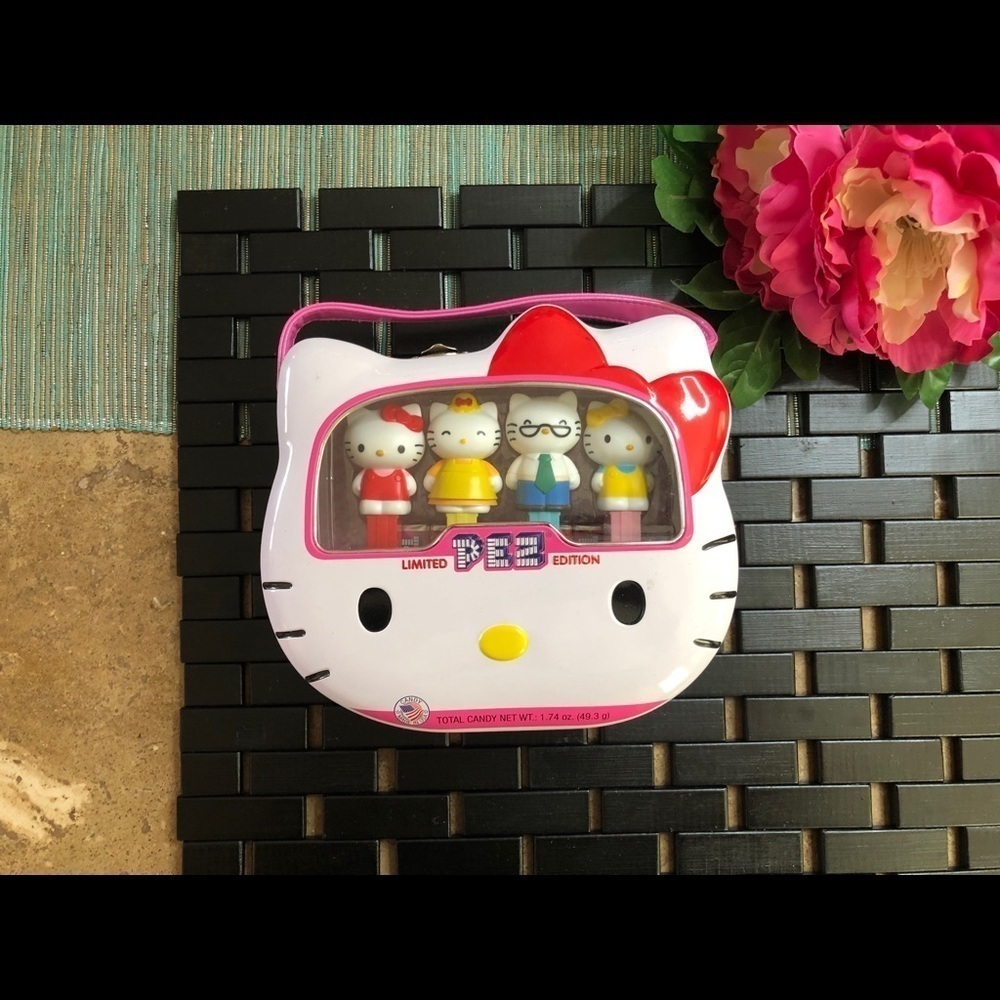 NWT Hello Kitty collectors edition PEZ dispenser